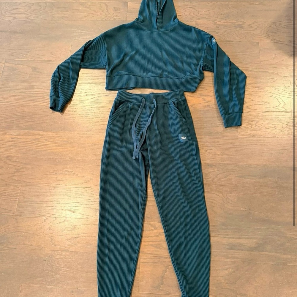 Alo Yoga Muse Jogger set